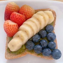 ขนมปังปิ้งหน้าผลไม้รวม