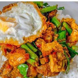 ข้าวสวยผัดพริกแกงหมูกรอบไข่ดาว