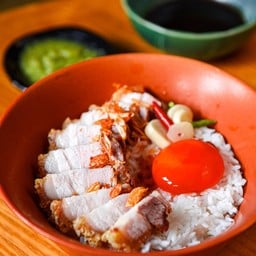 ข้าวหมูกรอบ ไข่แดงดอง