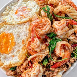 กะเพรารวมมิตร+ไข่ดาวx2 ราดข้าว ( กุ้ง+ปลาหมึก+หมูสับ+หมูยอ )