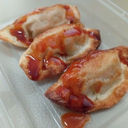 เกี๊ยวซ่าแซลมอน ซอสเผ็ดเกาหลี 3 ชิ้น