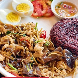 ไก่ผัดขิงข้าวไรส์เบอรี่ไข่ต้ม