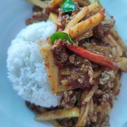 ผัดพริกแกงราดข้าว