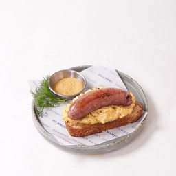 ซาวร์โดไส้กรอกอิตาเลียน ไข่คน ชีส เเละศรีราชาโย