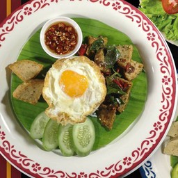 ข้าวกะเพราถาดหมูยอ