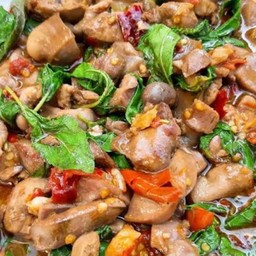 ข้าวกะเพราเครื่องในไก่