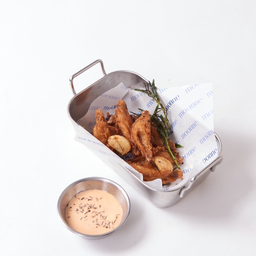 ปีกไก่ทอดกับซอสศรีราโย