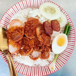 ข้าวหมูแดง น้ำซอสหอมถั่วคั่วและงา