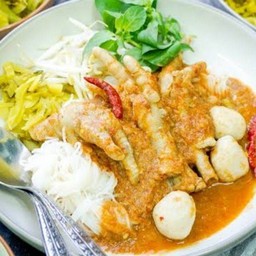 ขนมจีน+นำ้ยากะทิขาไก่+ลูกชิ้นปลา