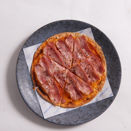 พิซซ่าเบคอนและซอสมะเขือเทศ