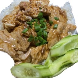 หมูกระเทียมราดข้าว