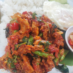 ข้าวราดผัดพริกแกงนมสด