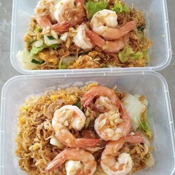 ผัดมาม่า (ที่ร้านใส่มาม่า 2ห่อ)