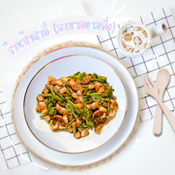 ข้าวราดผัดพริกแกงหมูสามชั้นใส่ผักบุ้งจีน