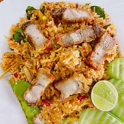 ข้าวผัดต้มยำหมูกรอบ