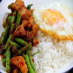 ผัดเครื่องแกงหมูกรอบ ราดข้าวไข่ดาว