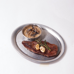 เนื้อย่างกับซอสเห็ดและหอมใหญ่