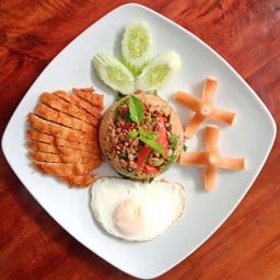 ข้าวผัดพริกแกงสามเกลอ