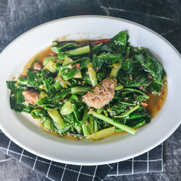 ผัดคะน้าปลาเค็ม เป็นกับ