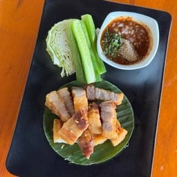 สามชั้นทอดน้ำปลา