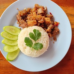 หมูกรอบคั่วพริกเกลือราดข้าว