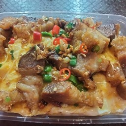 ข้าวพริกเกลือหมูกรอบไข่ข้น
