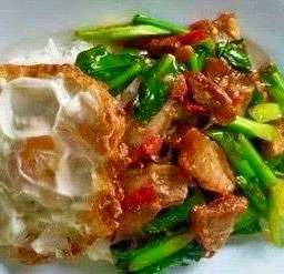 ผัดคะน้าหมูกรอบ+ไข่ดาว ราดข้าว