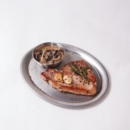 หมูย่างกับซอสเห็ดและหอมใหญ่