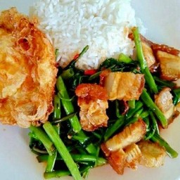 ผัดผักบุ้งหมูกรอบ+ไข่ดาว ราดข้าว