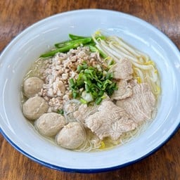 ก๋วยเตี๋ยวไทยโบราณแม่พลอย หนามแดง