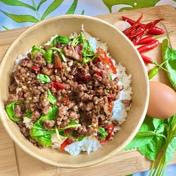 กะเพราเนื้อสับใส่ใบโหระพา (ราดข้าว)