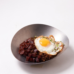 ข้าวผัดกุนเชียงและไข่ดาว