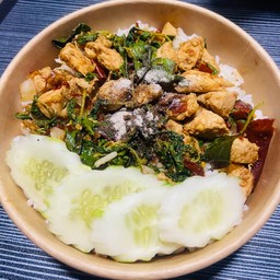 ข้าวกะเพราอกไก่ ผัดพริกแห้ง