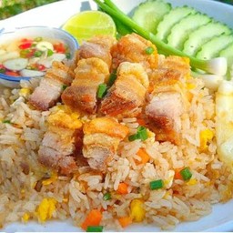ข้าวผัดหมูกรอบ