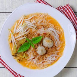 ขนมจีน+น้ำยากะทิลูกชิ้นปลา