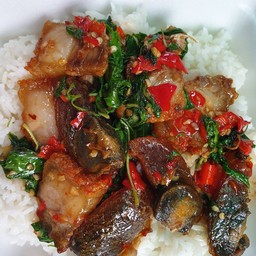 หมูกรอบไข่เยียวม้า