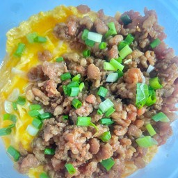 ข้าวไข่ข้นหมูสับผัดซอส