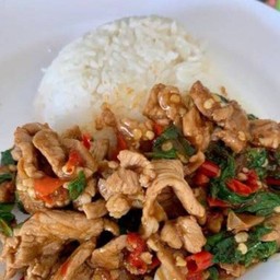 ผัดกะเพราหมูชิ้นราดข้าว