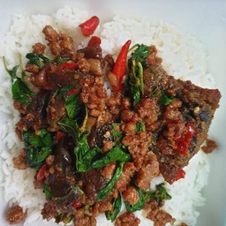 กะเพาหมูไข่เยี่ยวม้า