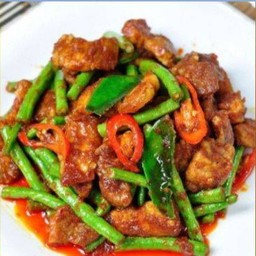 ผัดพริกแกงหมูราดข้าว