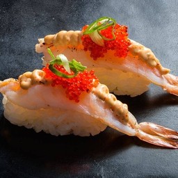 ซูชิหน้ากุ้งไข่ปลาบินและสไปซี่มาโยซอส 2 ชิ้น