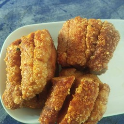กระเพราหมูกรอบไข่ดาว