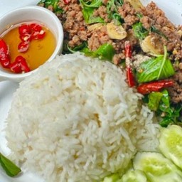 ข้าวราดผัดใบโหระพา