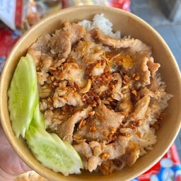 ข้าวหมูกะเทียม