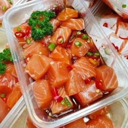 แซลมอนหั่นเต๋าดองน้ำปลากวน L