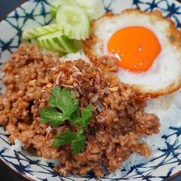 เมนูข้าวราด ทอดกระเทียม(ลูกค้าเลือกโปรตีนได้เลยค่ะ)