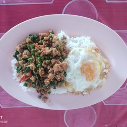 กระเพราหมูสับไข่ดาวไส่ถั่วฝักยาว