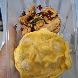 กระเพราพริกแห้งไข่ข้น