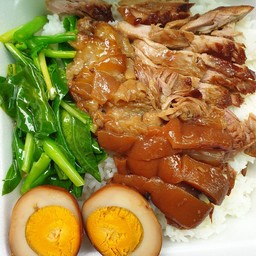 ข้าวขาหมูไส่ไข