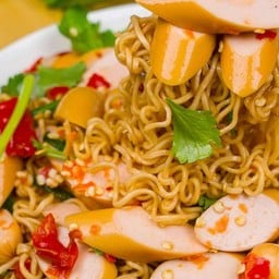 ยำมาม่าไส้กรอก